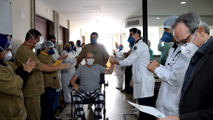 Médico cooperado de Petrópolis é homenageado após alta hospitalar