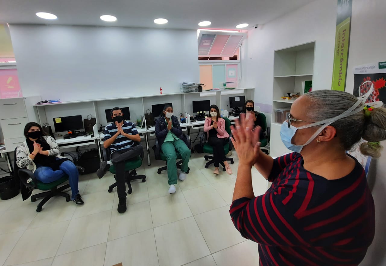 Colaboradores recebem treinamentos sobre higienização