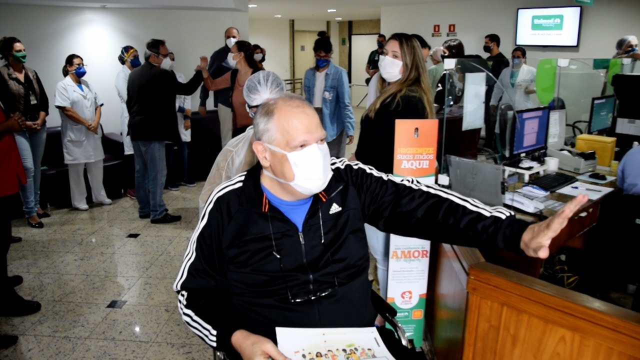 Ex-diretor do hospital recebe alta hospitalar após vencer COVID-19