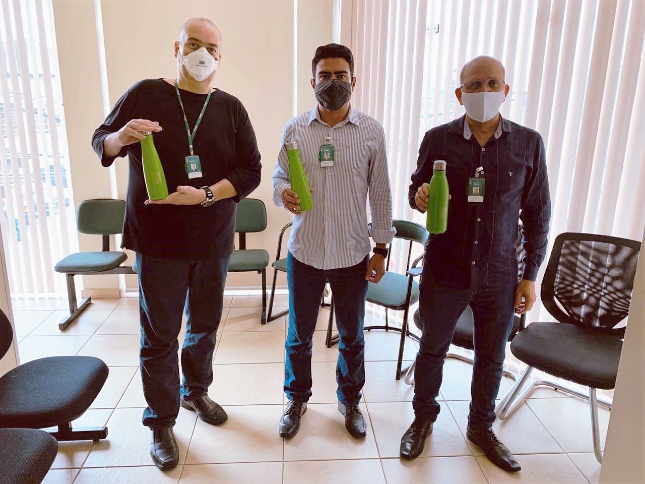 Colaboradores são presenteados com garrafas térmicas