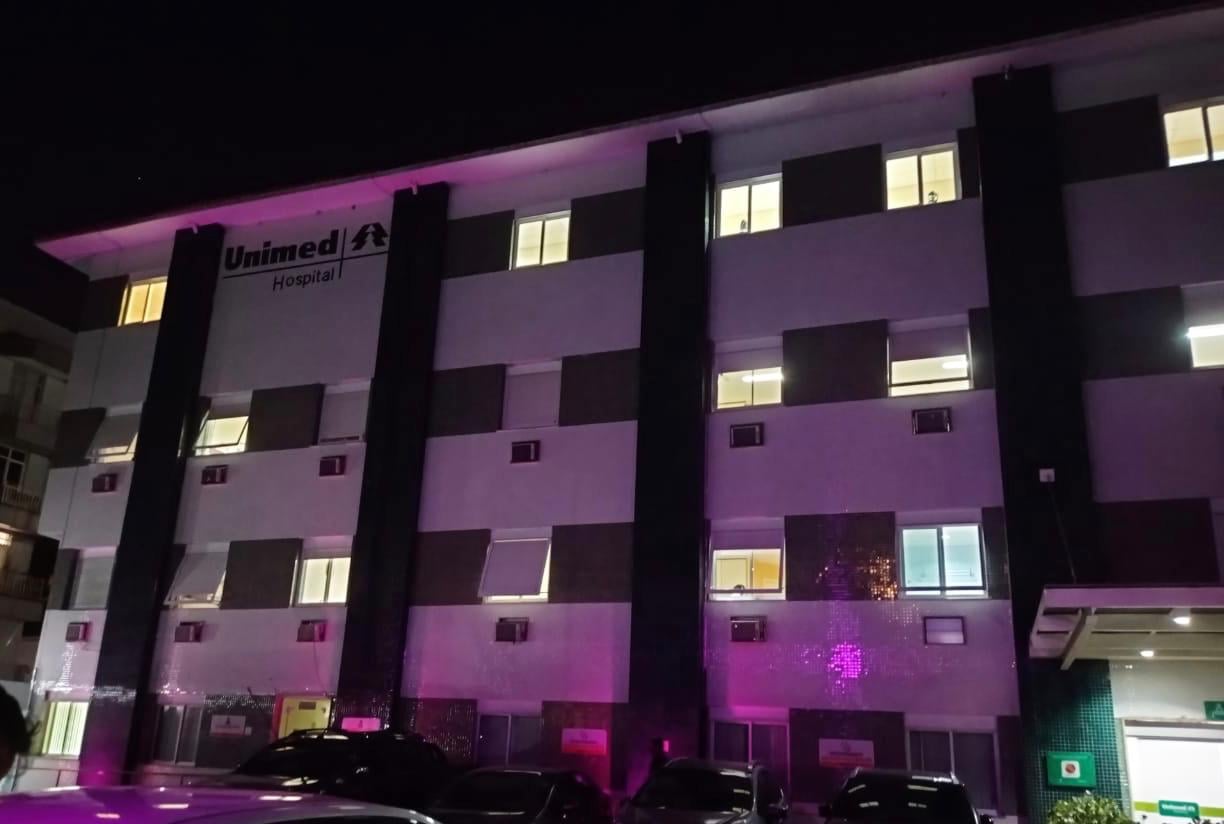 Hospital recebe iluminação especial e realiza exposição em homenagem às pacientes oncológicas
