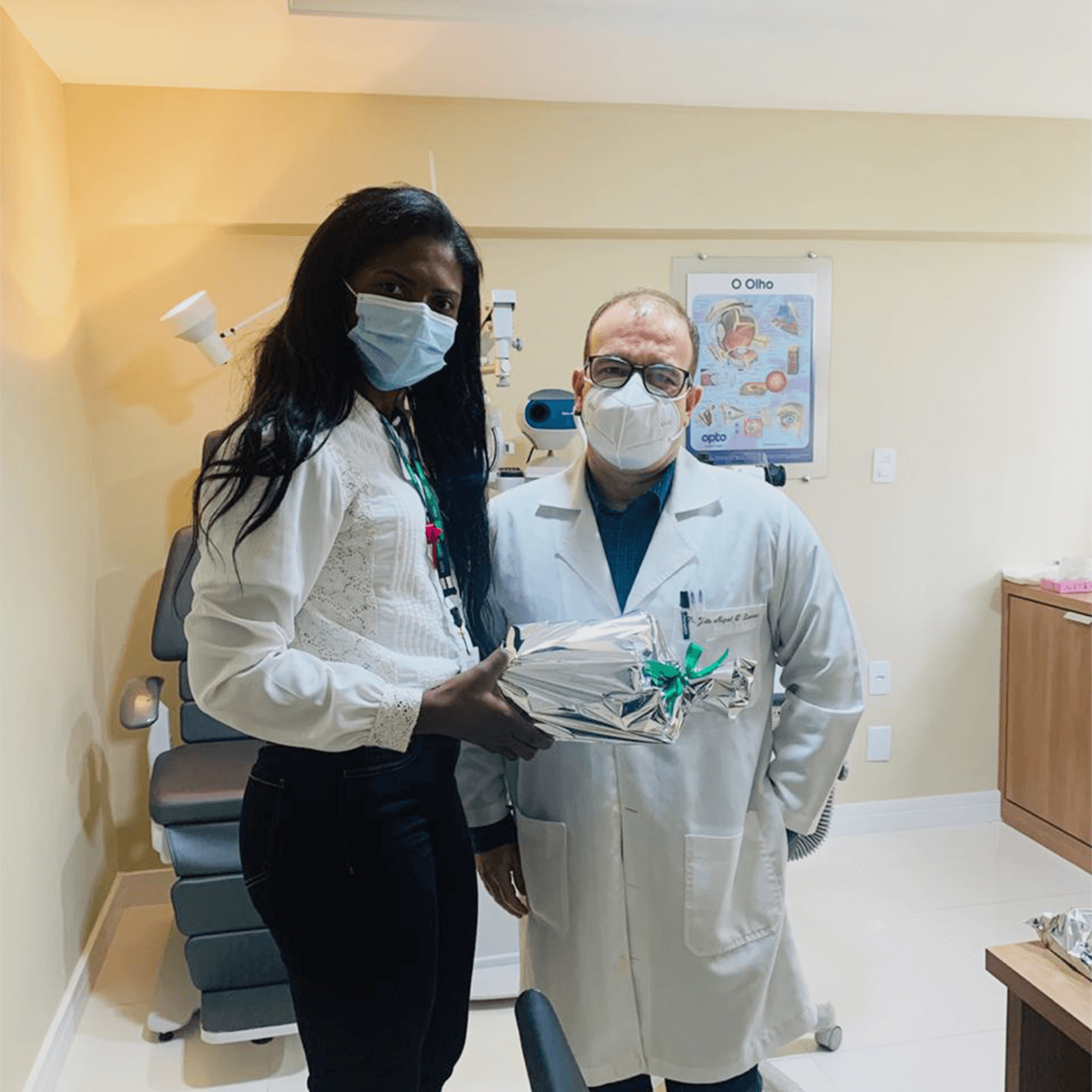 Cooperados recebem lembrança de felicitação