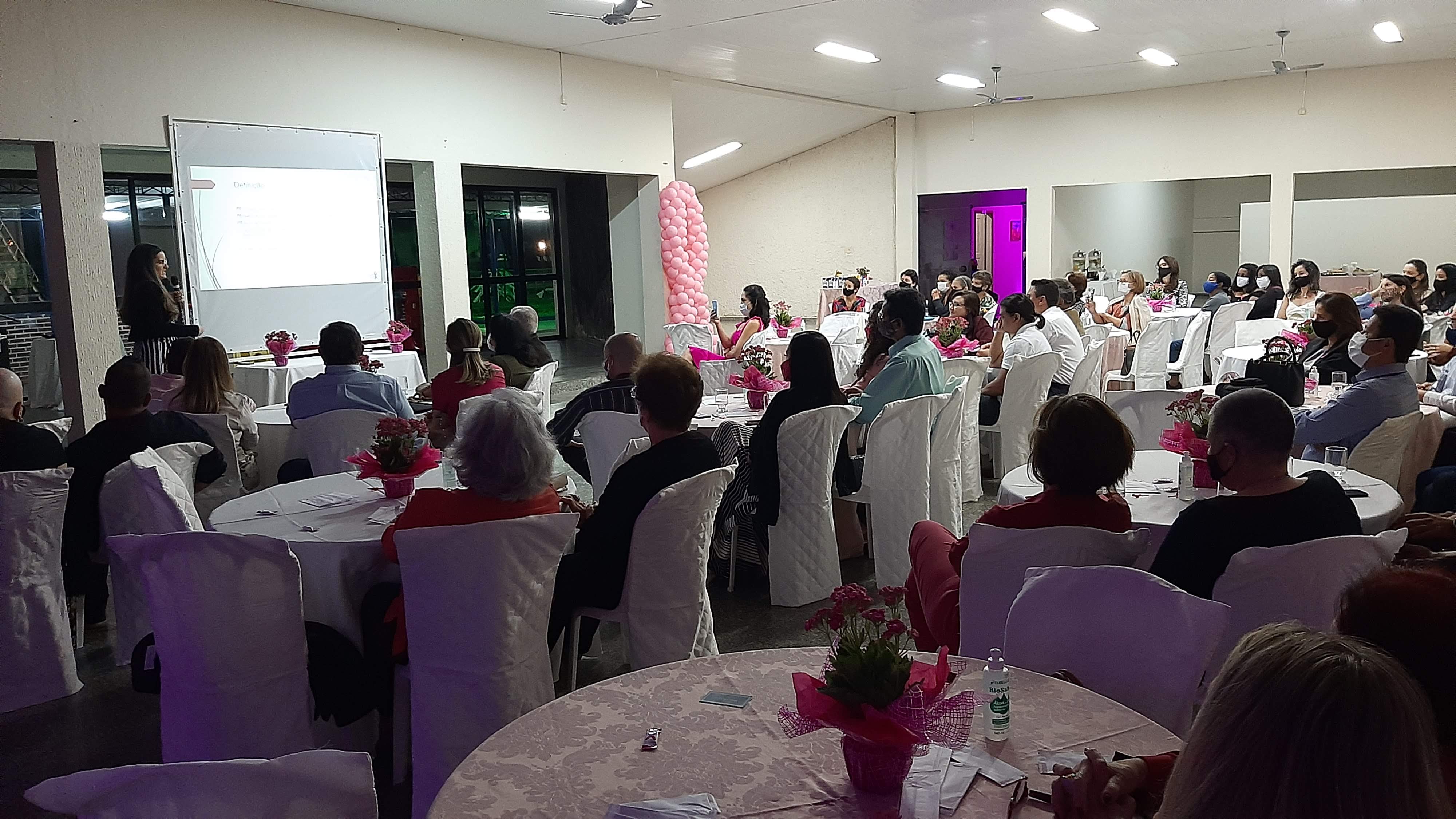 Cooperados participam de palestra pelo Outubro Rosa