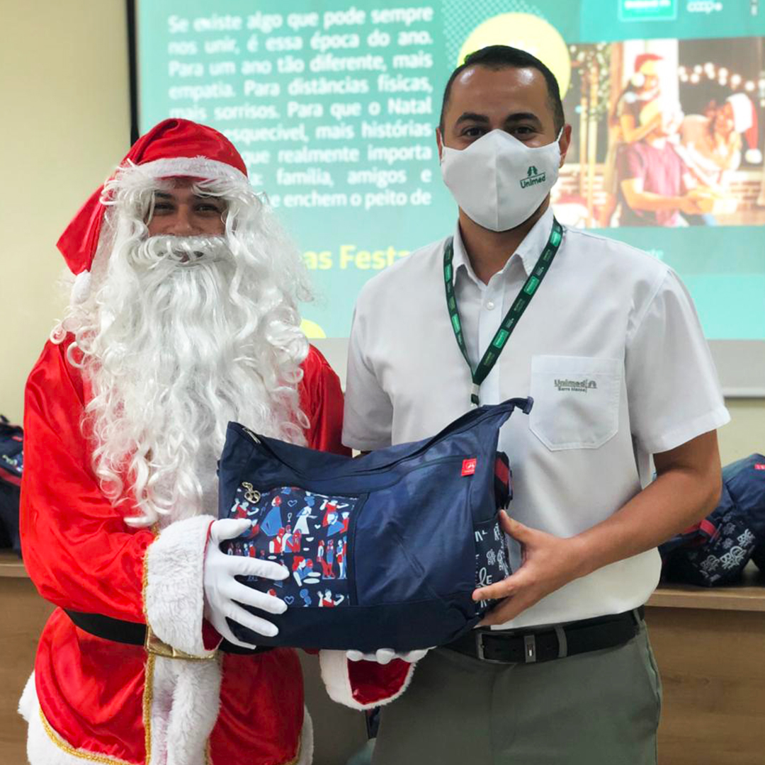Colaboradores recebem presente de Natal