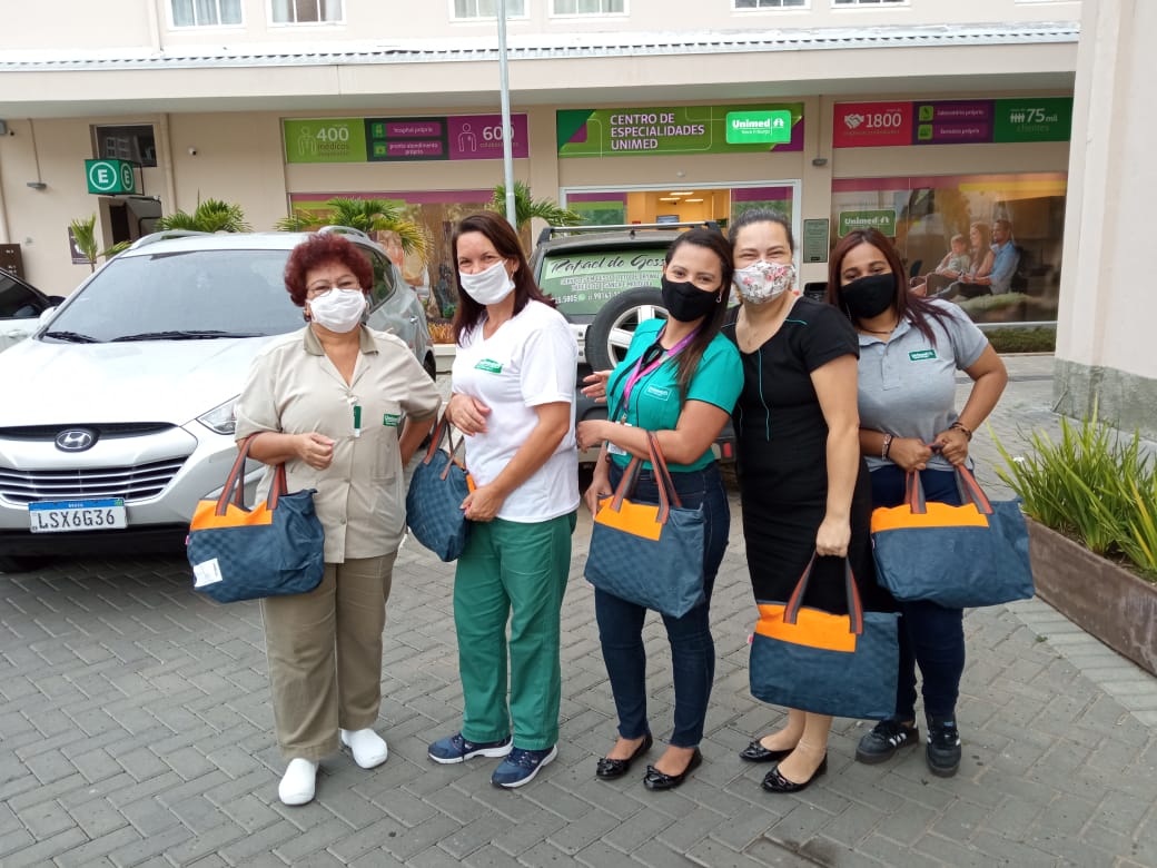 Colaboradores recebem Kit Natalino