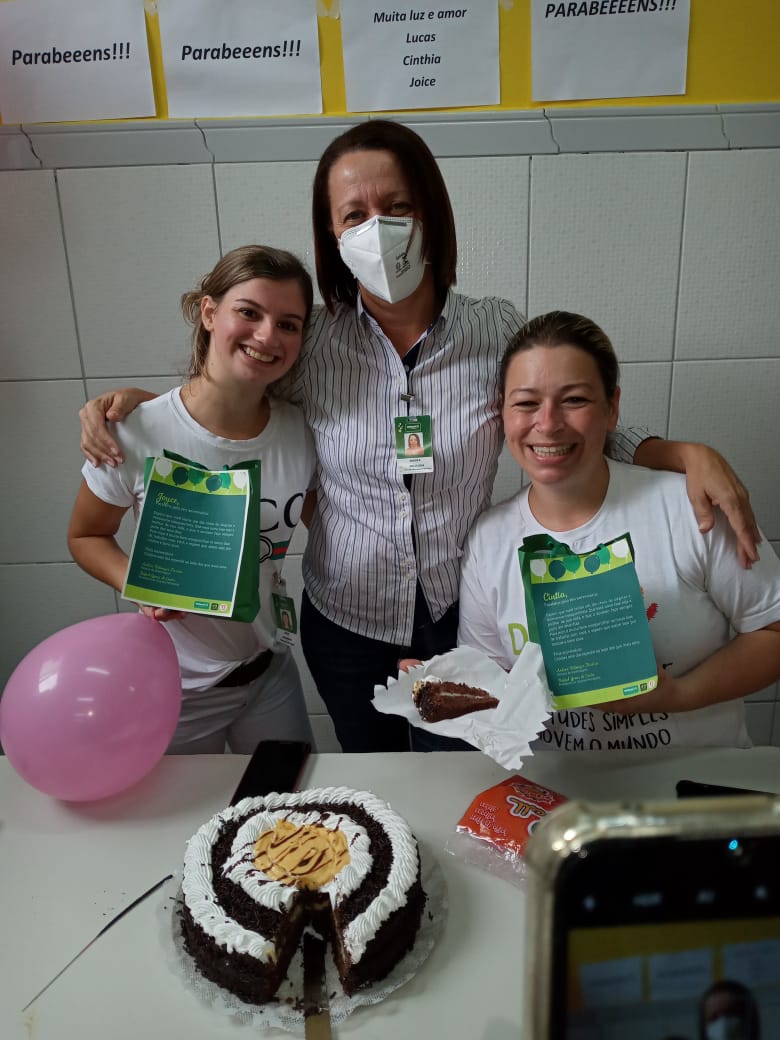 Gerente de Enfermagem presenteia colaboradores por seu aniversário