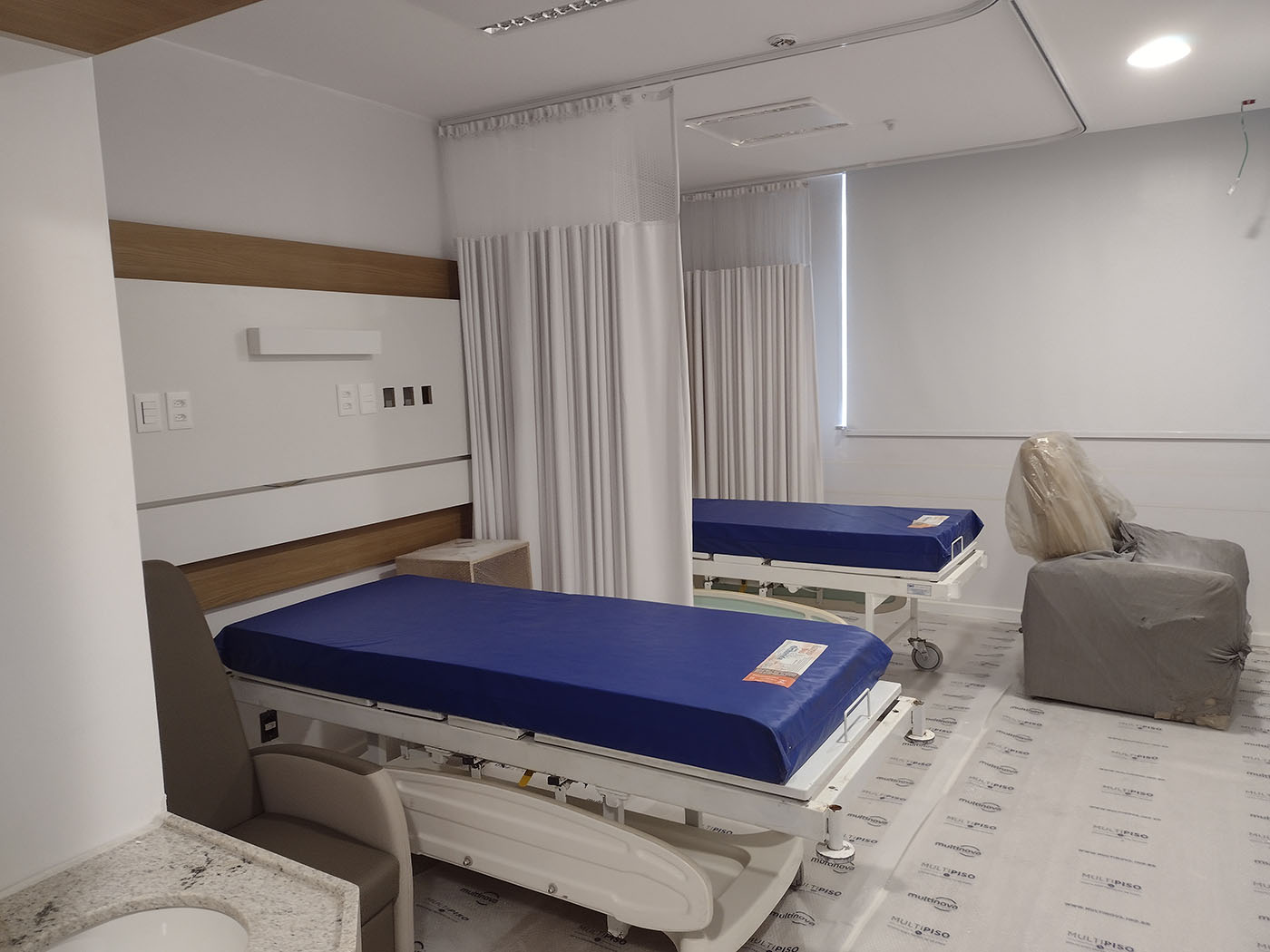 Novo hospital já tem quartos modelos mobiliados e fornecedor definido