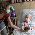 Equipe de nutrição do Hospital Unimed Petrópolis comemora aniversário de paciente internada na unidade