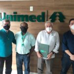 Cooperados recebem livro dos 50 anos da cooperativa