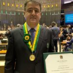 Presidente é condecorado na Câmara dos Deputados