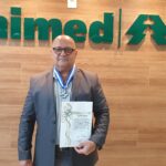 Diretor recebe medalha por mérito médico