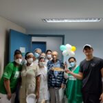 Paciente celebra fim de tratamento em hospital