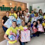 Colaboradores doam presentes para crianças de instituição filantrópica