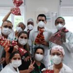 Equipe recebe presentes de natal pelo trabalho realizado na cooperativa