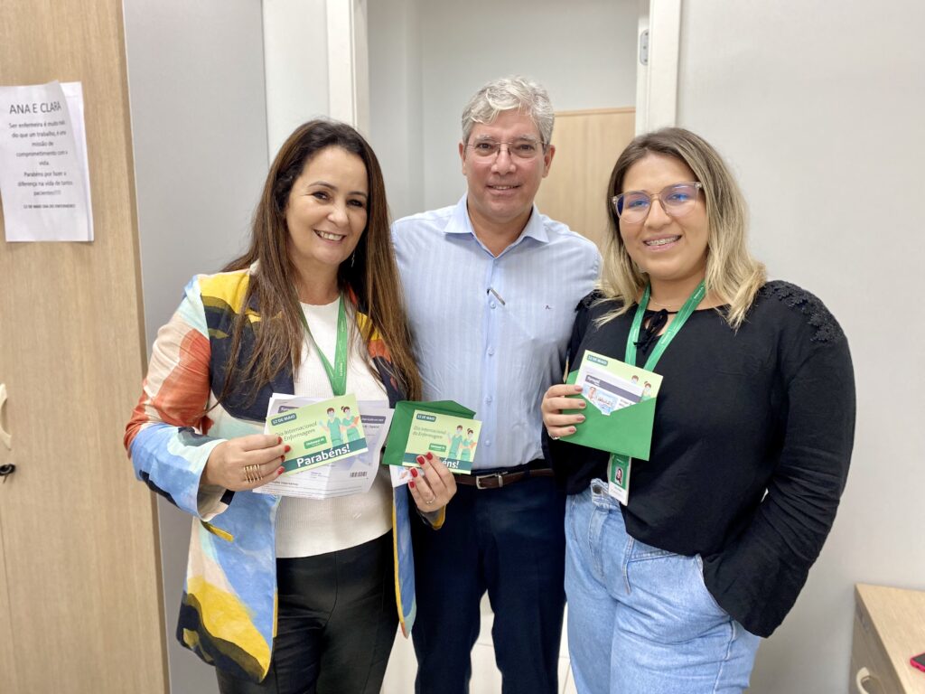 Ingressos para peça teatral é entregue a enfermeiros de unidade