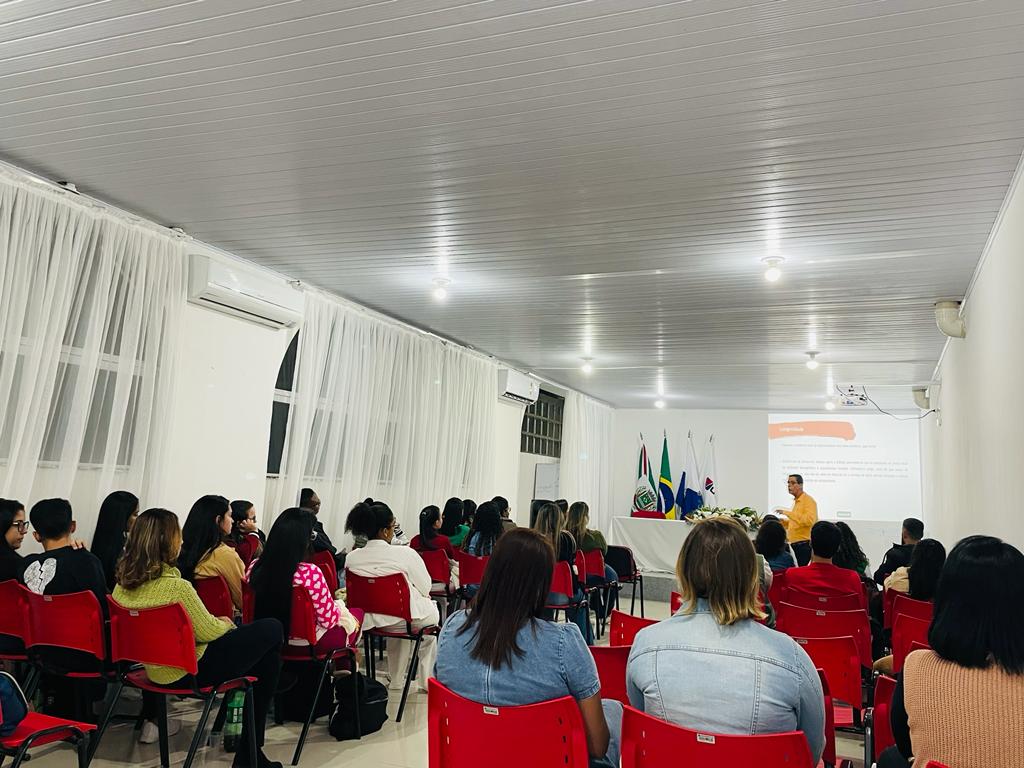 Enfermeiro do Espaço Viver Bem participa de evento em faculdade