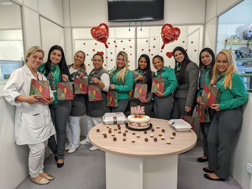 Mamães colaboradoras são homenageadas com café da tarde e presentes