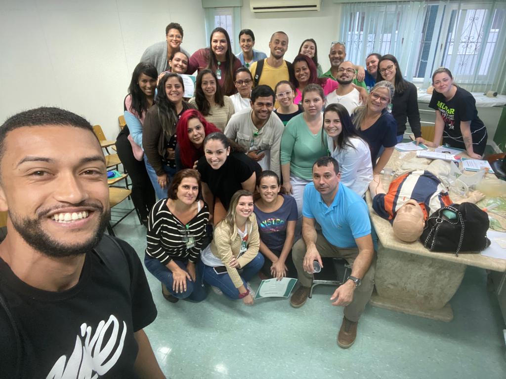 Profissionais fazem treinamento do suporte básico de vida em emergências clínicas