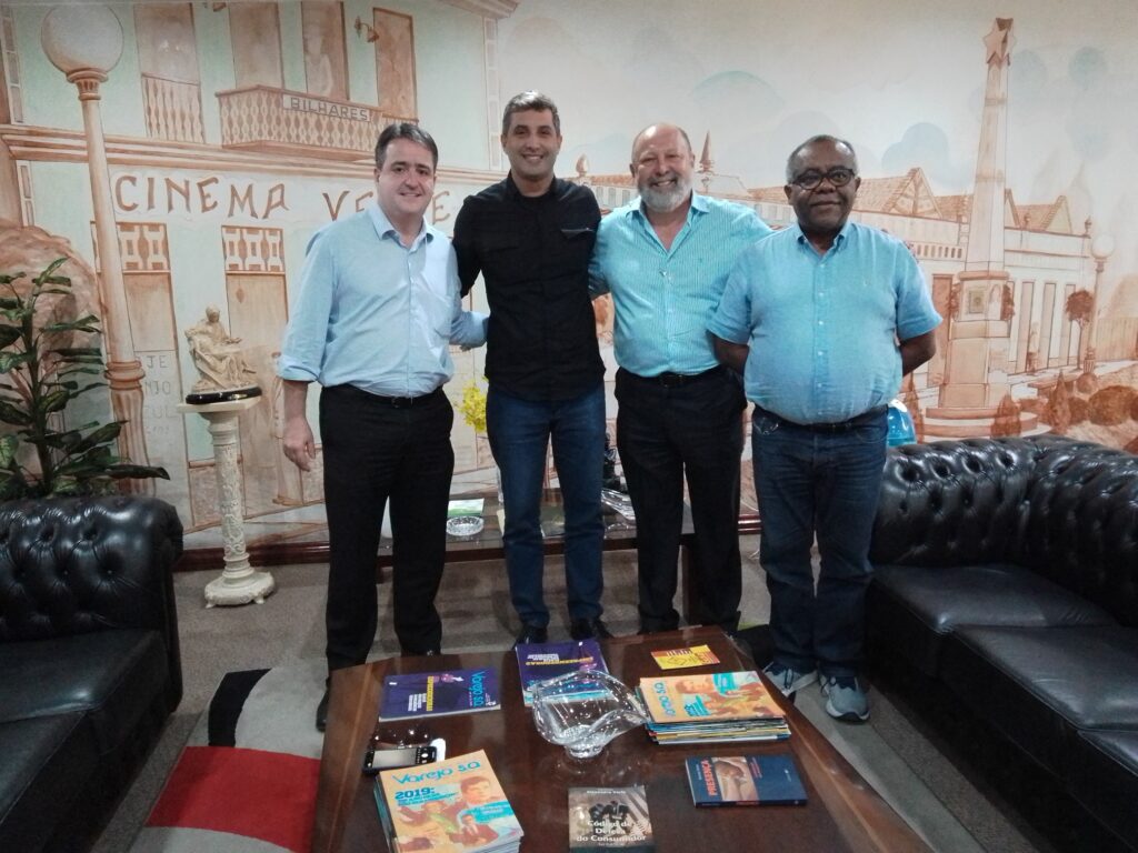 Reunião entre cooperativa e CDL-NI firma parceria