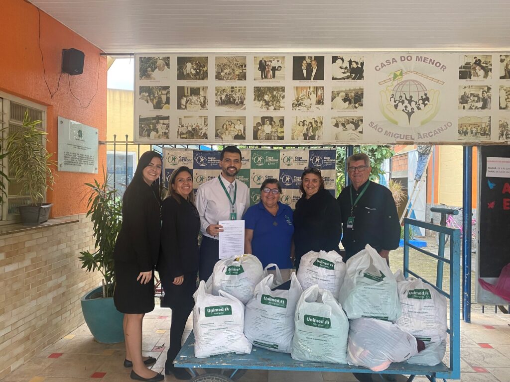 Singular doa agasalhos para a Casa do Menor