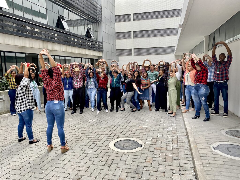 Colaboradores se divertem no “Arraiá da Laborá”