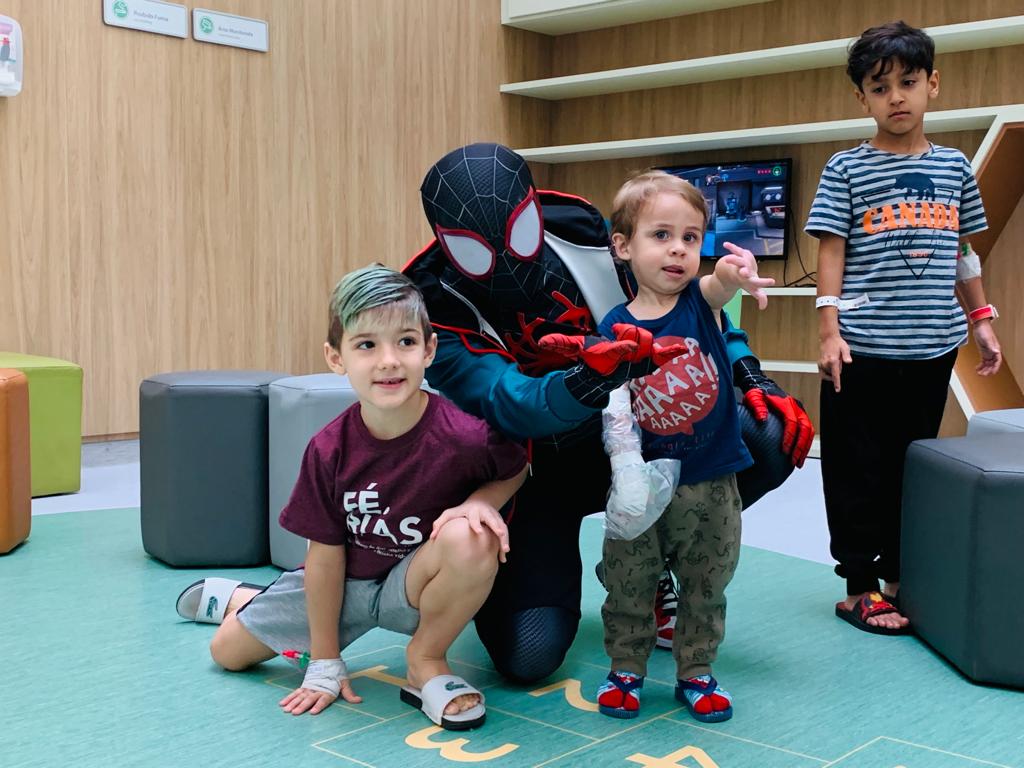 Voluntário vestido de “Homem-Aranha” visita crianças internadas em hospital