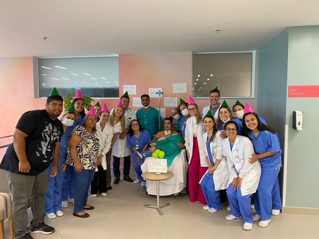 Paciente internada há 85 dias ganha festa de aniversário na UTI