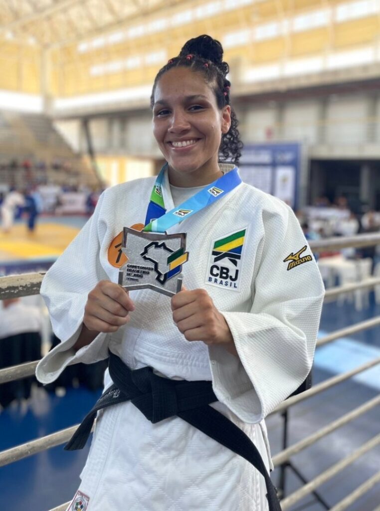 Prata para judoca patrocinada por federada