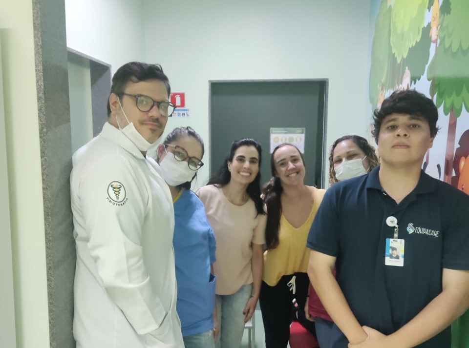 Equipe de fisioterapia recebe treinamento sobre manejo de equipamentos