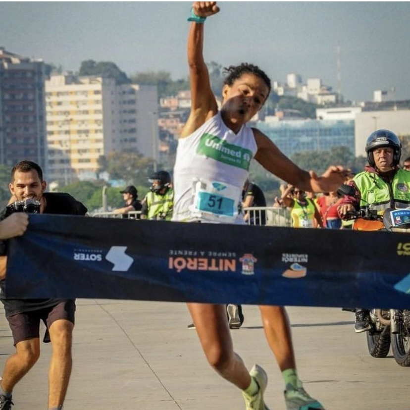 Operadora patrocina corredora campeã da Meia Maratona de Niterói
