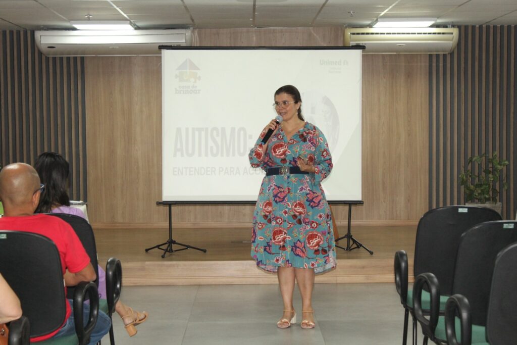 Operadora realiza palestra sobre acolhimento no Autismo