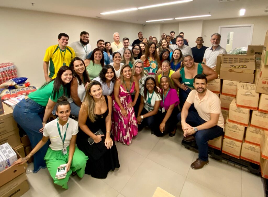 Colaboradores arrecadam cerca de 12 toneladas de alimentos para doação 