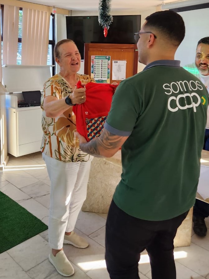 Operadora realiza entrega dos kits de Natal aos colaboradores