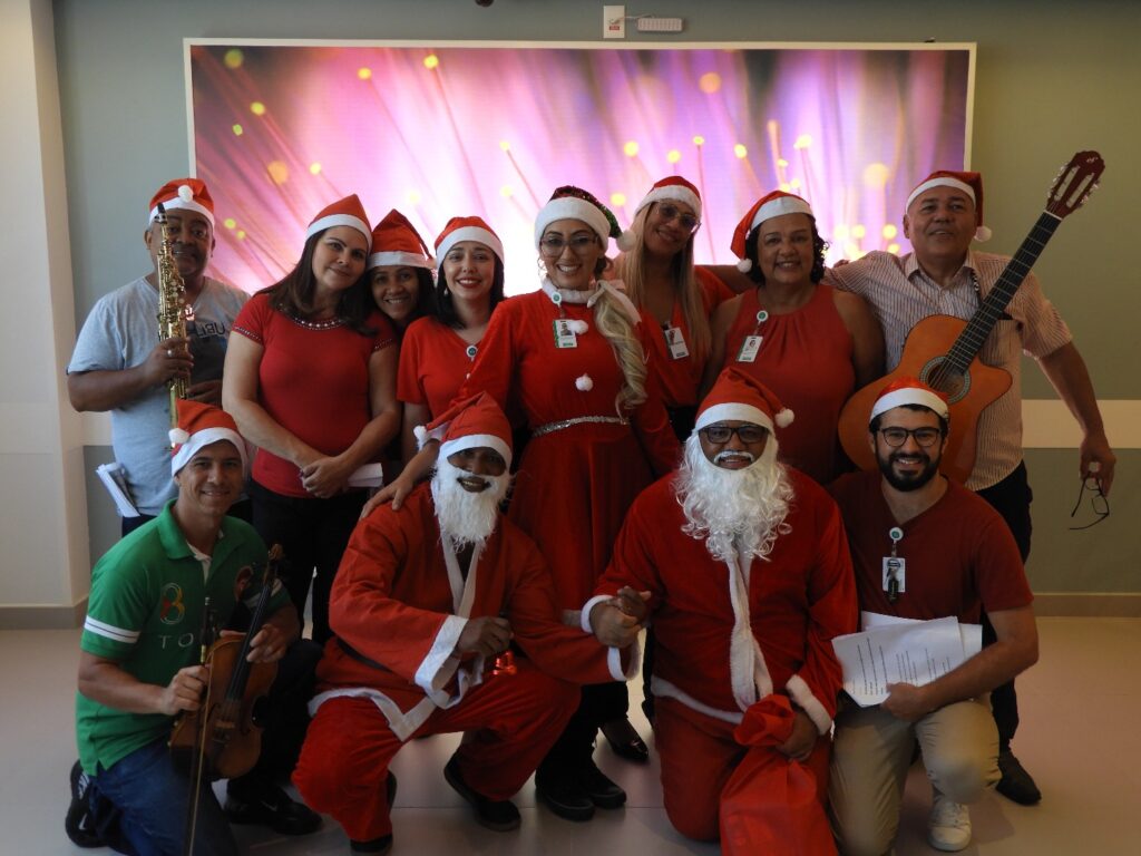 Coral leva a emoção do Natal aos pacientes do Hospital