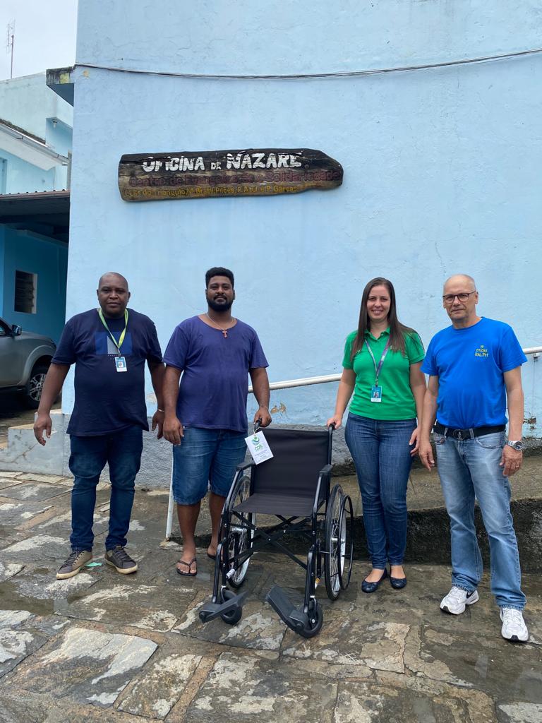 Operadora doa cadeira de rodas com Projeto Eu Ajudo na Lata