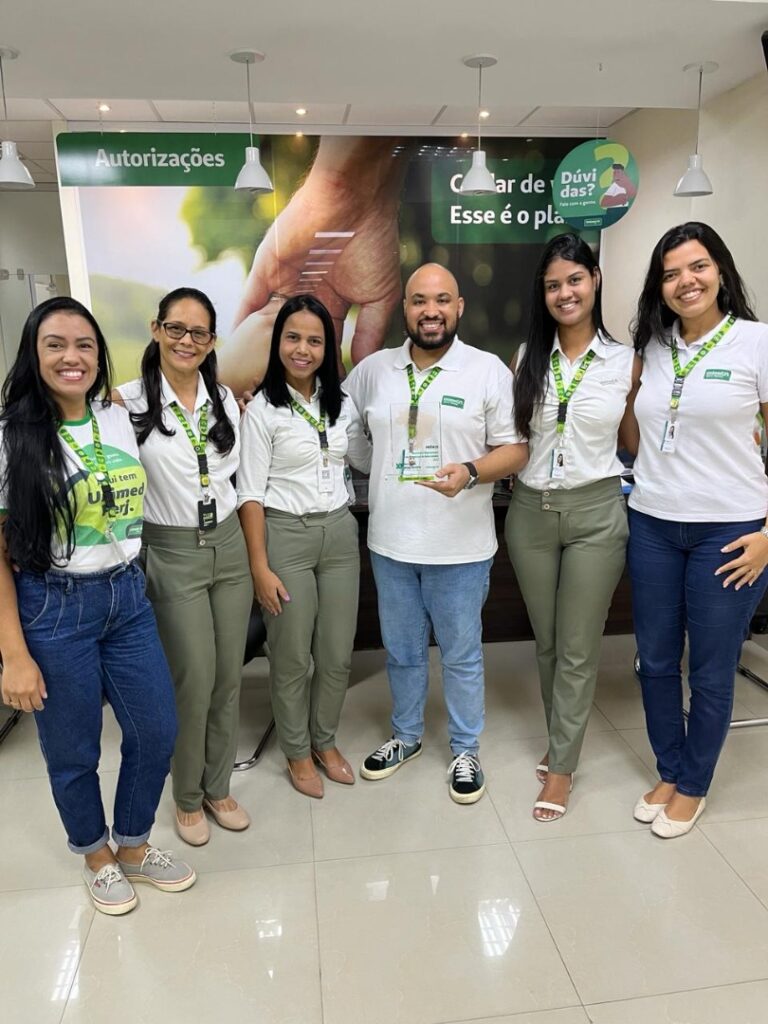 Equipe exibe prêmio recebido no 10° Workshop de Intercâmbio