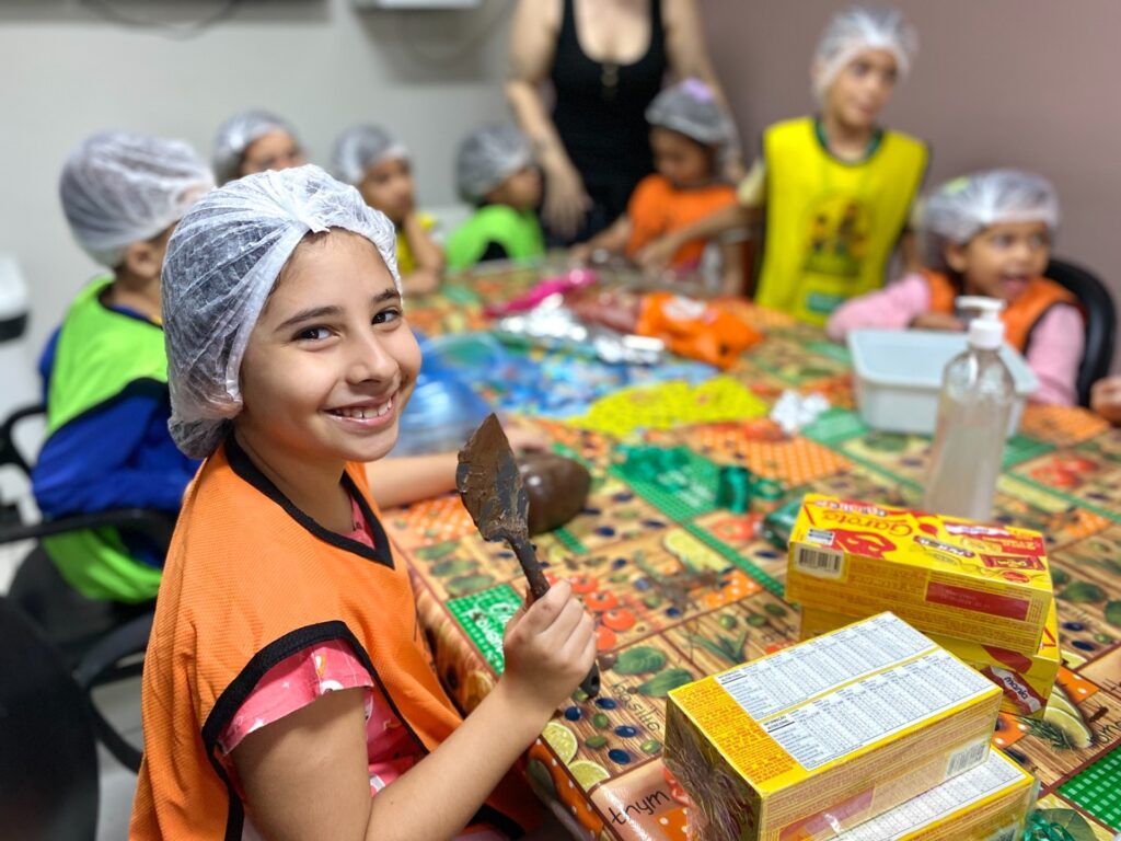 Colaboradores e seus filhos fazem Páscoa da solidariedade