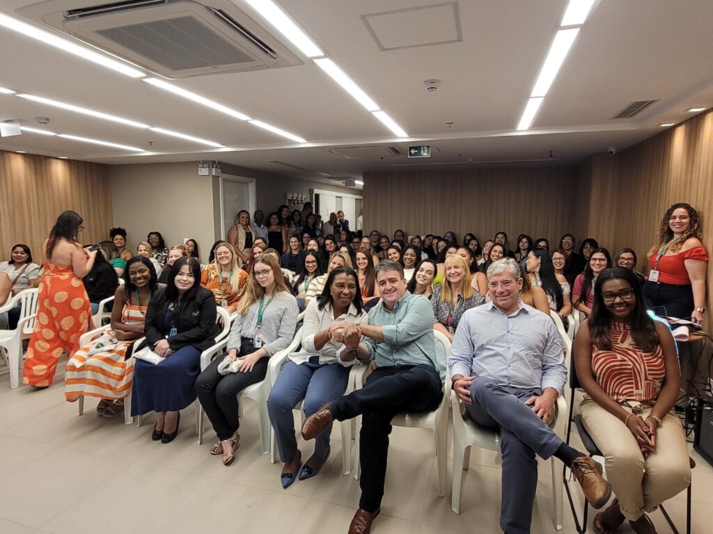 Deputada Rosangela Gomes emociona colaboradoras em palestra sobre a força da mulher