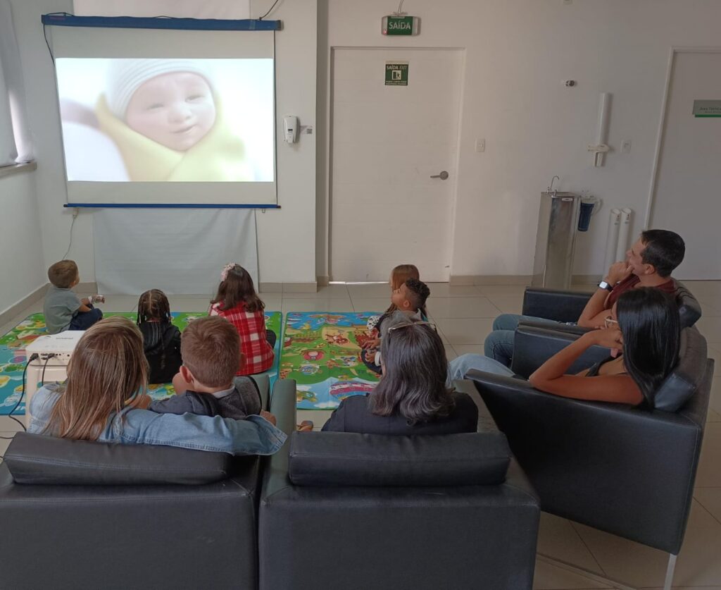 Hospital proporciona sessão cinema kids para pacientes internados