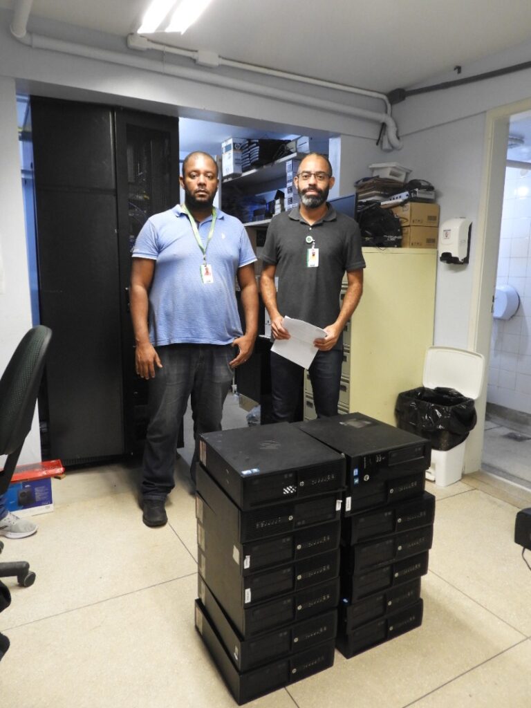Operadora doa 14 computadores para a Irmandade São João Batista