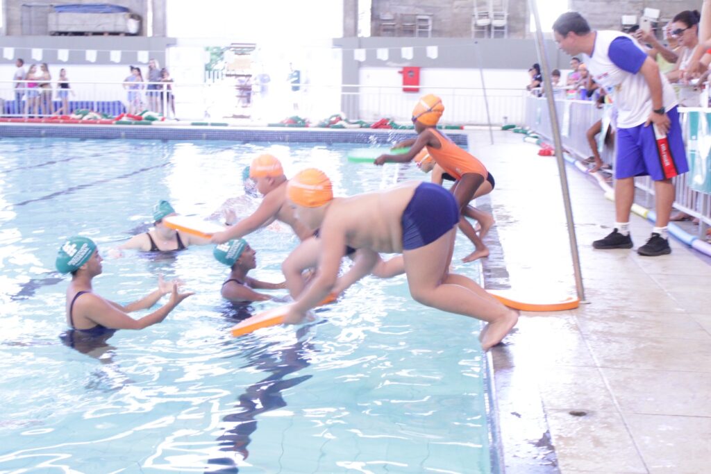 Cooperativa realiza Festival de Natação