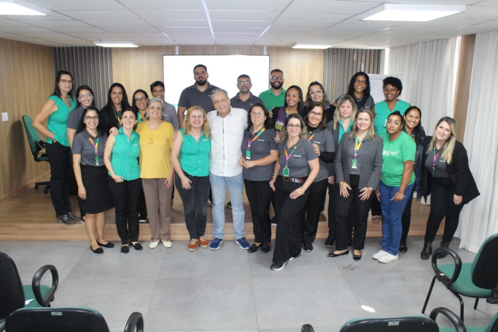 Professora compartilha conhecimento sobre gramática e interpretação de texto