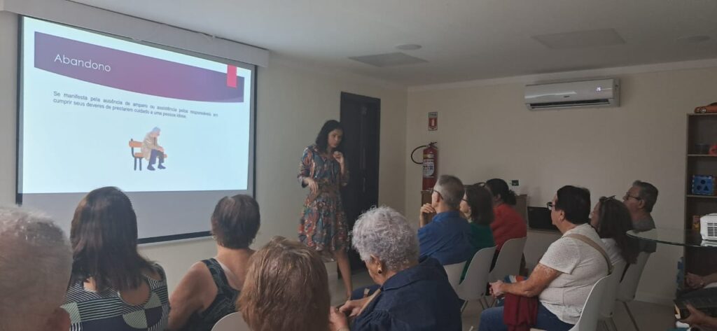 Operadora promove palestra sobre violência contra idosos