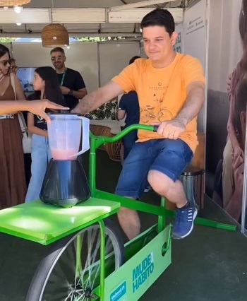 Ação do Passeio de Veículos Antigos engaja ciclistas com bicicleta ergométrica