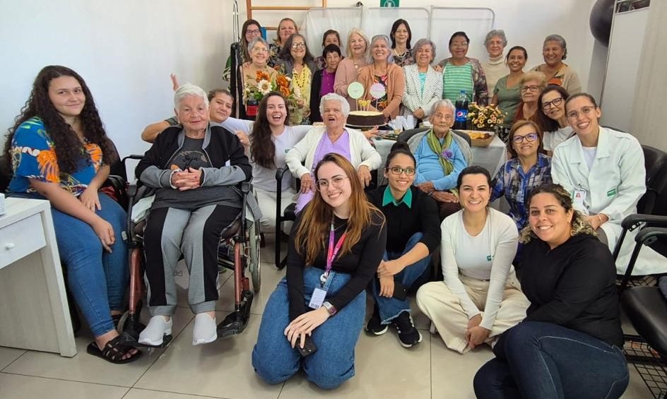 Pacientes comemoram aniversário em festa organizada por hospital