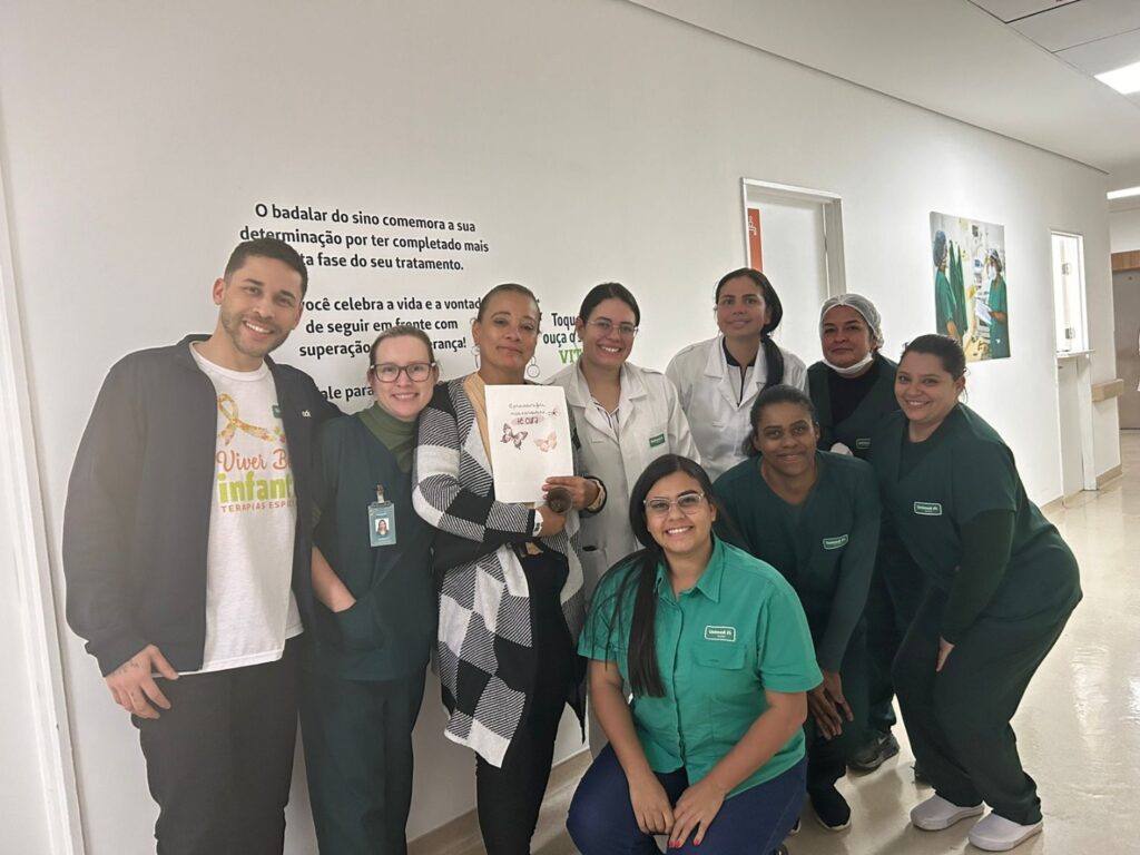 Singular celebra o final do tratamento de paciente, com a inauguração do sino da vitória