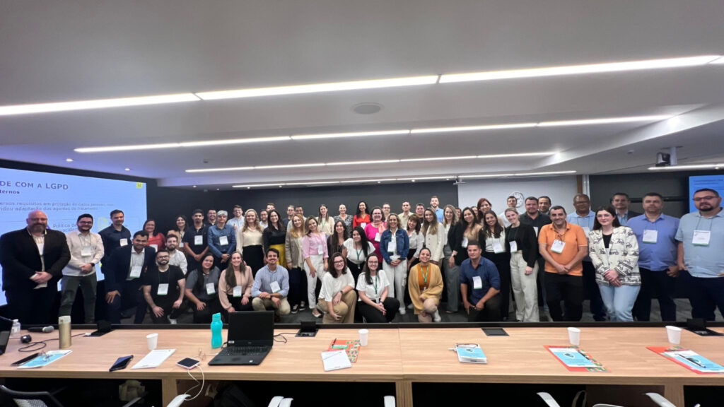 Colaboradoras participam de treinamento na área de proteção de dados