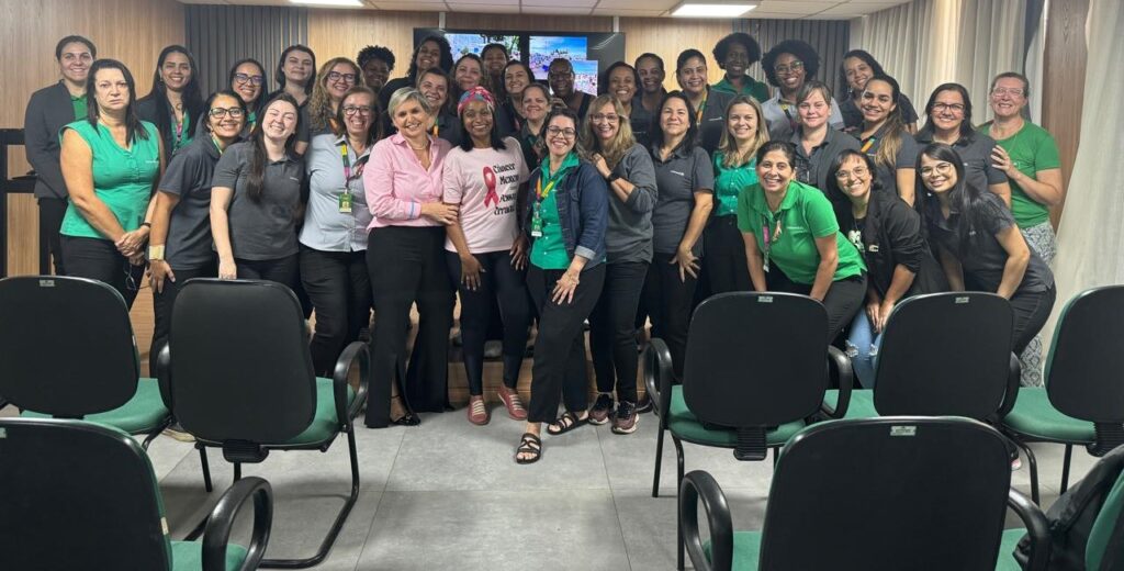 Ginecologista ministra palestra de prevenção e conscientização no Outubro Rosa