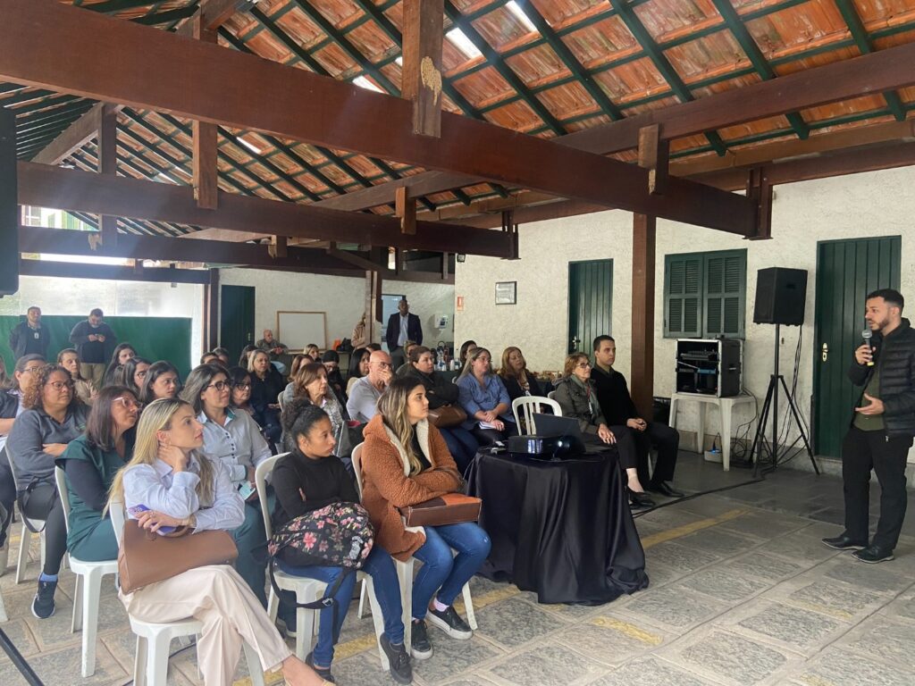 Prestadores e secretárias participam de treinamento