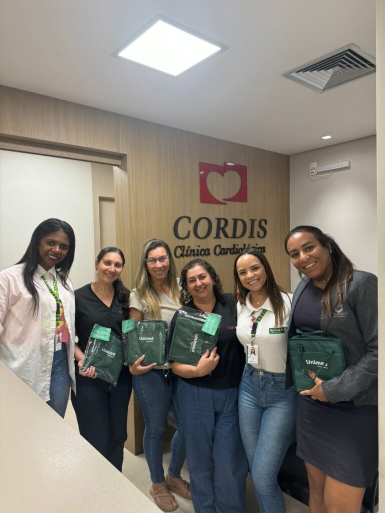 Cooperativa homenageia secretárias com presentes em sinal de agradecimento